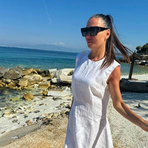 Ärmelloses Leinen-Maxikleid, asymmetrischer Saum, Boho-Stil