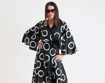 Zwarte kimono-wikkeljurk, kaftan met stippen, zomerfeestjurk