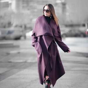 Cappotto avvolgente asimmetrico viola scuro – Cappotto aperto sul davanti fatto a mano Victoria