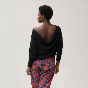 Top en tricot noir dos nu, pull drapé fait main