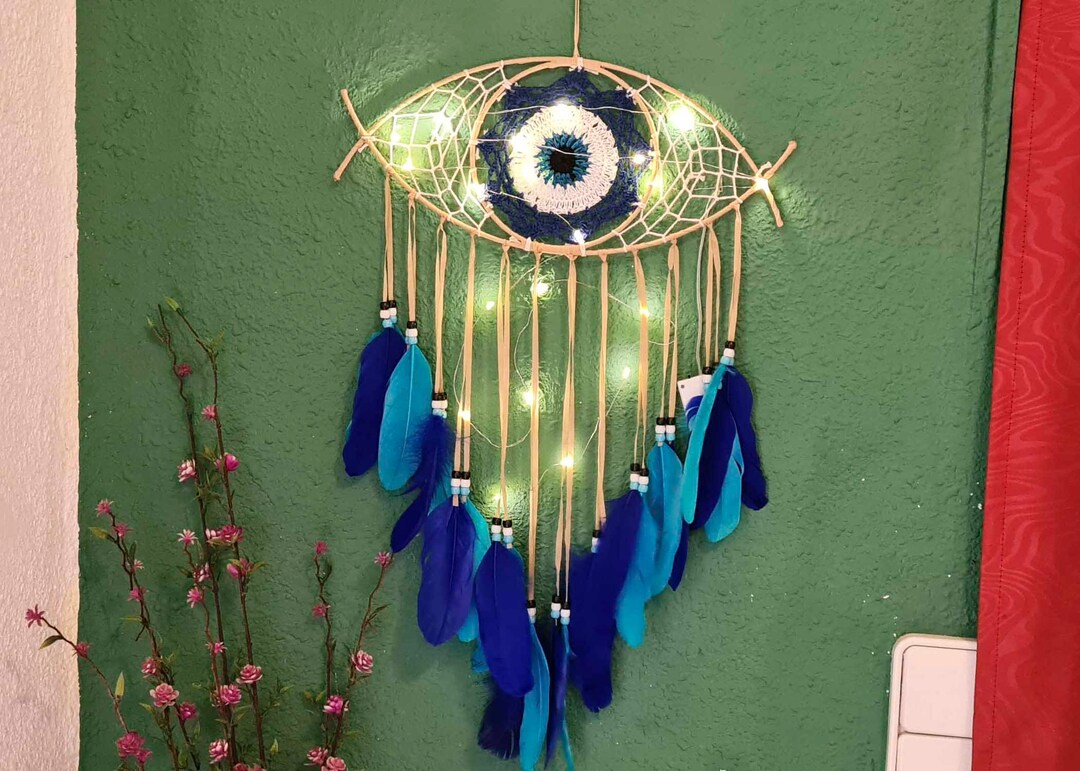 Attrape-rêves talisman en macramé – Œil protecteur, bleu, blanc & rose  🌙✨
