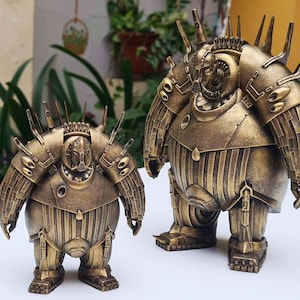 Może przedstawiać: Dwie figurki robotów w kolorze brązu z kolczastymi wypustkami na głowach i ramionach. Roboty mają szczegółowe mechaniczne wzory, w tym segmentowane ciała i elementy przypominające rysy twarzy. Jeden jest mniejszy od drugiego.
