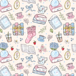 以下が含まれることがあります： 本、花、ティーカップ、ピンクの靴下のイラストが繰り返されるパターン。デザインには、開いた本、フラワーアレンジメント、装飾的なリボンが含まれています。背景はクリーム色で、小さな青いドットがあり、穏やかで居心地の良い雰囲気を作り出しています。