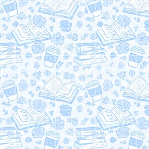 Op de afbeelding: Een lichtblauw en wit naadloos patroon met open boeken, stapels boeken, koffiebekers en bloemelementen. Het ontwerp wordt herhaald op een lichtblauwe gestippelde achtergrond.