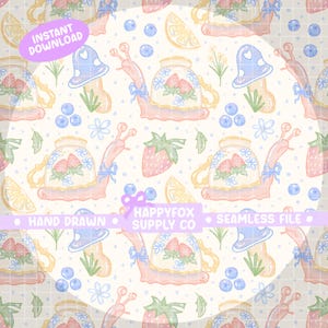 Pode incluir: Um padrão sem costura caprichoso com caracóis com conchas de chávena, morangos, mirtilos, fatias de limão e cogumelos. O design é em cores pastel com o texto "INSTANT DOWNLOAD", "HAND DRAWN", "HAPPYFOX SUPPLY CO" e "SEAMLESS FILE".