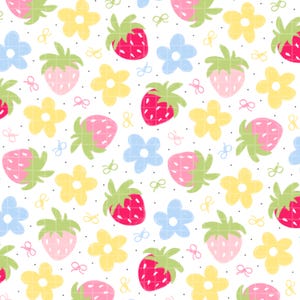 Könnte beinhalten: Ein sich wiederholendes Muster auf weißem Hintergrund mit leuchtend roten und hellrosa Erdbeeren mit grünen Blättern, durchsetzt mit gelben und hellblauen fünfblättrigen Blumen, kleinen rosa Schleifen und winzigen schwarzen Punkten.