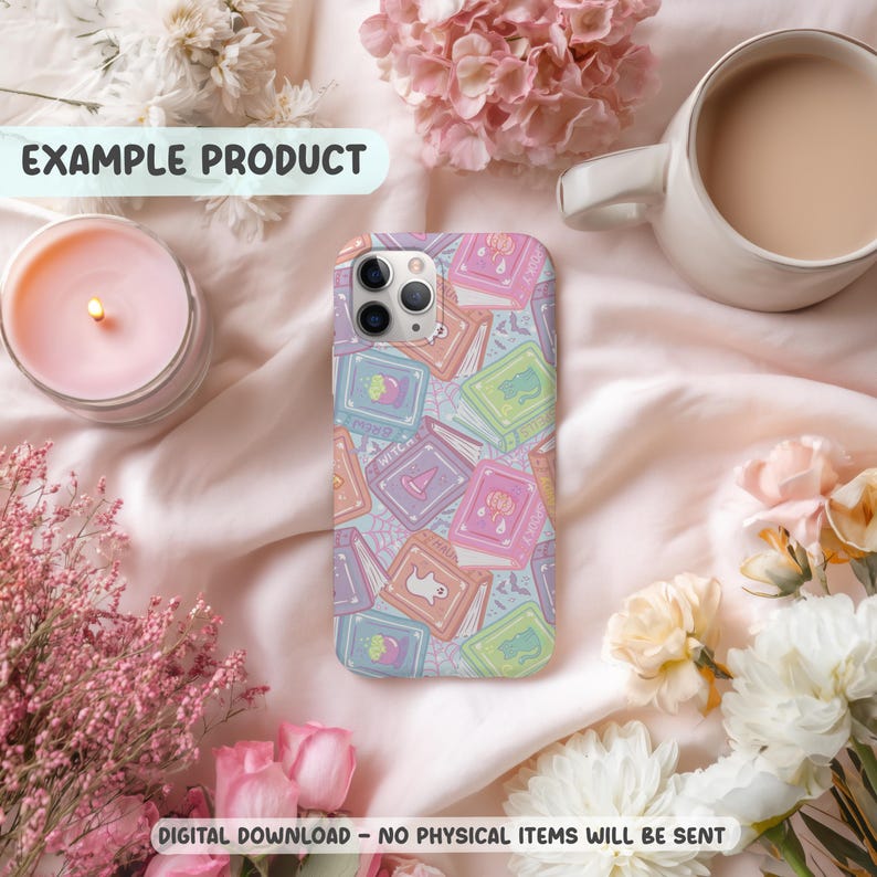 Puede incluir: Una funda de tel&eacute;fono con un patr&oacute;n repetido de libros en colores pastel, cada uno con una ilustraci&oacute;n caprichosa diferente. La funda est&aacute; rodeada de flores, una vela y una taza. El texto "EXAMPLE PRODUCT" y "DIGITAL DOWNLOAD - NO PHYSICAL ITEMS WILL BE SENT" son visibles.