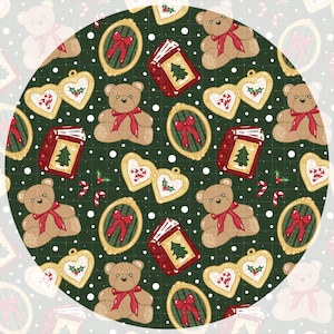 Op de afbeelding: Een cirkelvormig patroon met kerstillustraties. Het ontwerp bevat teddyberen met rode strikken, ingelijste strikken, hartvormige medaillons met zuurstokken en boeken met kerstbomen. De achtergrond is donkergroen met witte stippen.