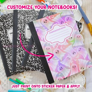 Peut inclure: Cahiers de composition avec des couvertures tachet&eacute;es en noir et blanc et sur le th&egrave;me des fant&ocirc;mes. Le cahier fant&ocirc;me a un fond rose et violet avec des illustrations de fant&ocirc;mes souriants. Le texte "CUSTOMIZE YOUR NOTEBOOKS!" et "JUST PRINT ONTO STICKER PAPER & APPLY" sont visibles.