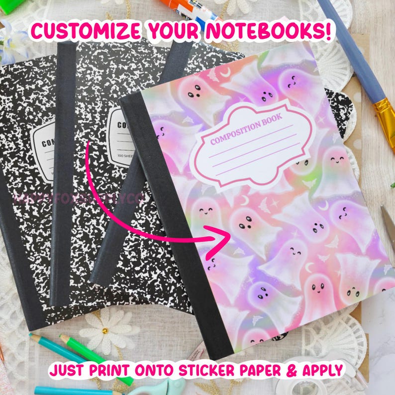 Peut inclure: Cahiers de composition avec des couvertures tachet&eacute;es en noir et blanc et sur le th&egrave;me des fant&ocirc;mes. Le cahier fant&ocirc;me a un fond rose et violet avec des illustrations de fant&ocirc;mes souriants. Le texte "CUSTOMIZE YOUR NOTEBOOKS!" et "JUST PRINT ONTO STICKER PAPER & APPLY" sont visibles.