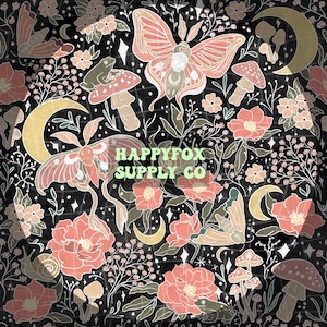 Può includere: Uno sfondo nero con un motivo ripetitivo di fiori rosa, funghi, farfalle e lune crescenti. Il testo "HAPPYFOX SUPPLY CO" è al centro dell'immagine.
