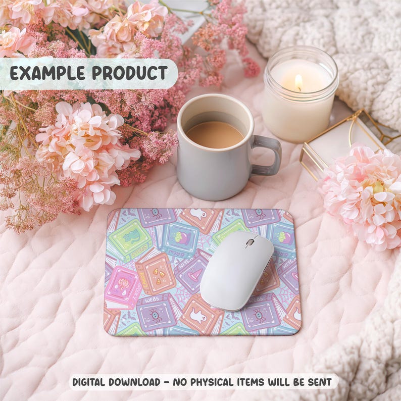 Puede incluir: Una alfombrilla de rat&oacute;n rectangular con un colorido patr&oacute;n de libros y un rat&oacute;n de ordenador blanco. La alfombrilla tiene una combinaci&oacute;n de colores pastel con varias ilustraciones de libros. El texto "EXAMPLE PRODUCT" est&aacute; en la parte superior y "DIGITAL DOWNLOAD - NO PHYSICAL ITEMS WILL BE SENT" en la inferior.