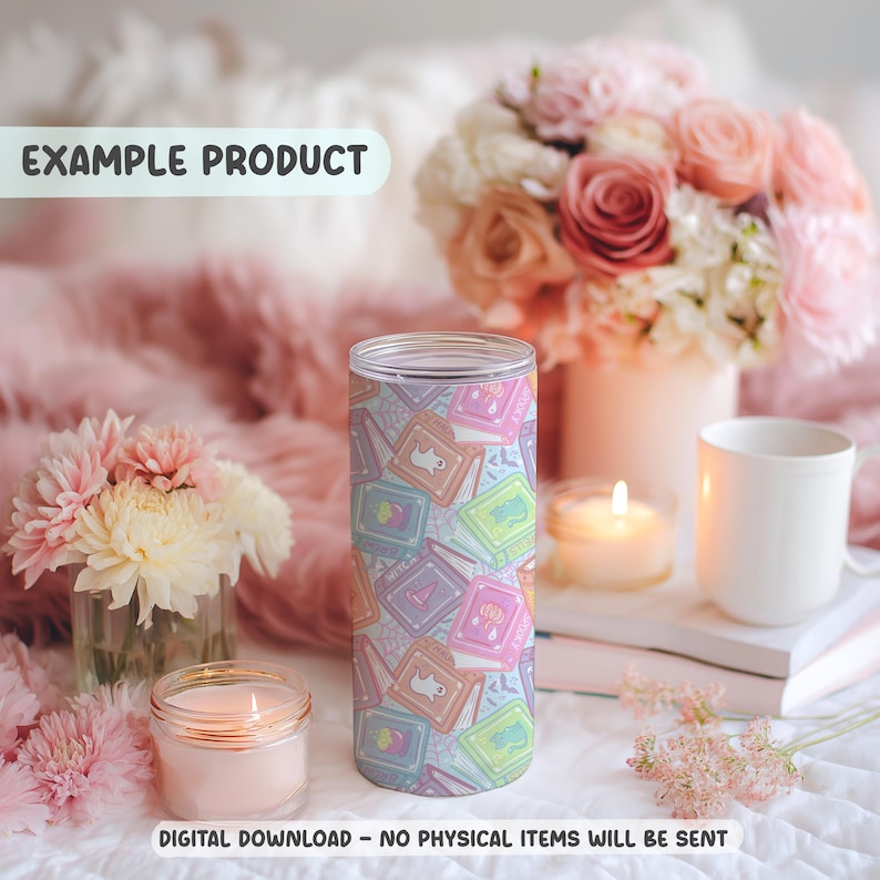 Puede incluir: Un vaso alto y cil&iacute;ndrico con un patr&oacute;n repetido de libros en colores pastel, fantasmas y otras ilustraciones caprichosas. Las palabras "EXAMPLE PRODUCT" est&aacute;n en la parte superior. El vaso est&aacute; rodeado de flores y velas.