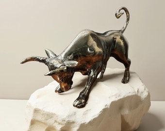 Skulptur av gyllene tjur Elegant dekor med finanstema för investerare, aktiemarknadsentusiaster, tillbehör till trader-skrivbordet Fars dag-present