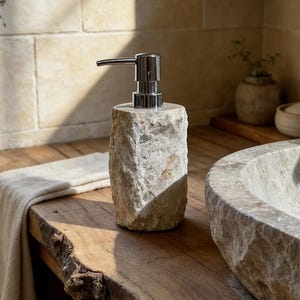 Beige natuursteen zeepdispenser elegant badkameraccessoire met chromen pomp, uniek rustiek ontwerp voor keuken- of wastafeldecor