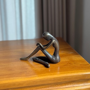Minimalistisk mässingsskulpturfigur, handgjord abstrakt människokonstdekor för bokhylla, skrivbord eller bord, unik present till lärare