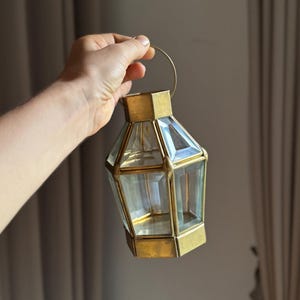 Zeshoekige lantaarn van messing en glas – vintage theelichthouder met scharnierende deur of buitendecoratie voor thuis, bruiloften en evenementen