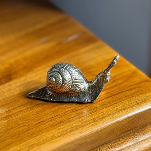 Brass Garden Snails, Snails figurine Fine lifelike solid brass ornament Vintage craftsmanship creative gift Table Decor Miniature Home Decor
