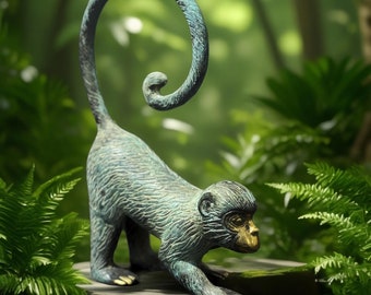 Figura de mono de latón hecha a mano de 15 cm con cola rizada. Estatua decorativa de animal para el hogar, escritorio o como regalo. Diseño divertido de inspiración vintage.
