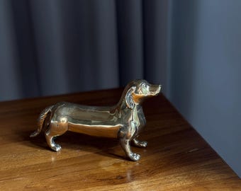 真鍮製ダックスフントの置物。手作りの犬像。室内装飾用。ユニークな