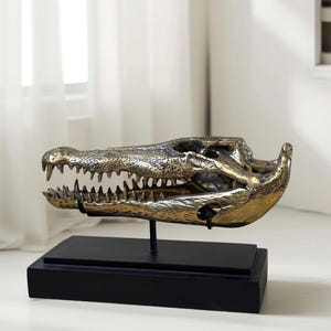 Gold Crocodile Skull Statue on Stand – Animal Skeleton Replica for Curiosity Decor, Safari Theme Shelf Accent, Father’s Day Gift