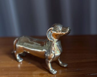 真鍮製ダックスフントの置物。手作りの犬像。室内装飾用。ユニークな