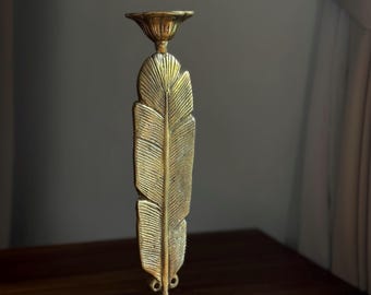 Elegante candelabro de plumas de latón - Candelabro cónico artesanal con encanto vintage para decoración del hogar.