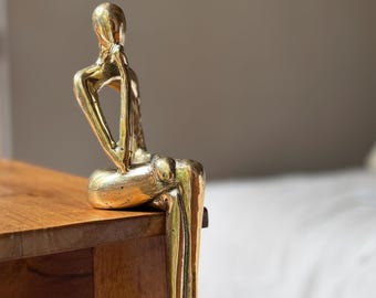 Minimalistische, am Rand sitzende Messingskulptur, Figur Handgefertigtes Abstraktes Menschliches Kunst Dekor für Regal, Schreibtisch oder Tisch Einzigartiges Geschenk für Kunstliebhaber