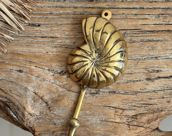Gancho de pared de concha de latón, decoración costera, acento de casa de playa, gancho de latón náutico para llaves, toallas, decoración del océano, regalo para nuevo hogar