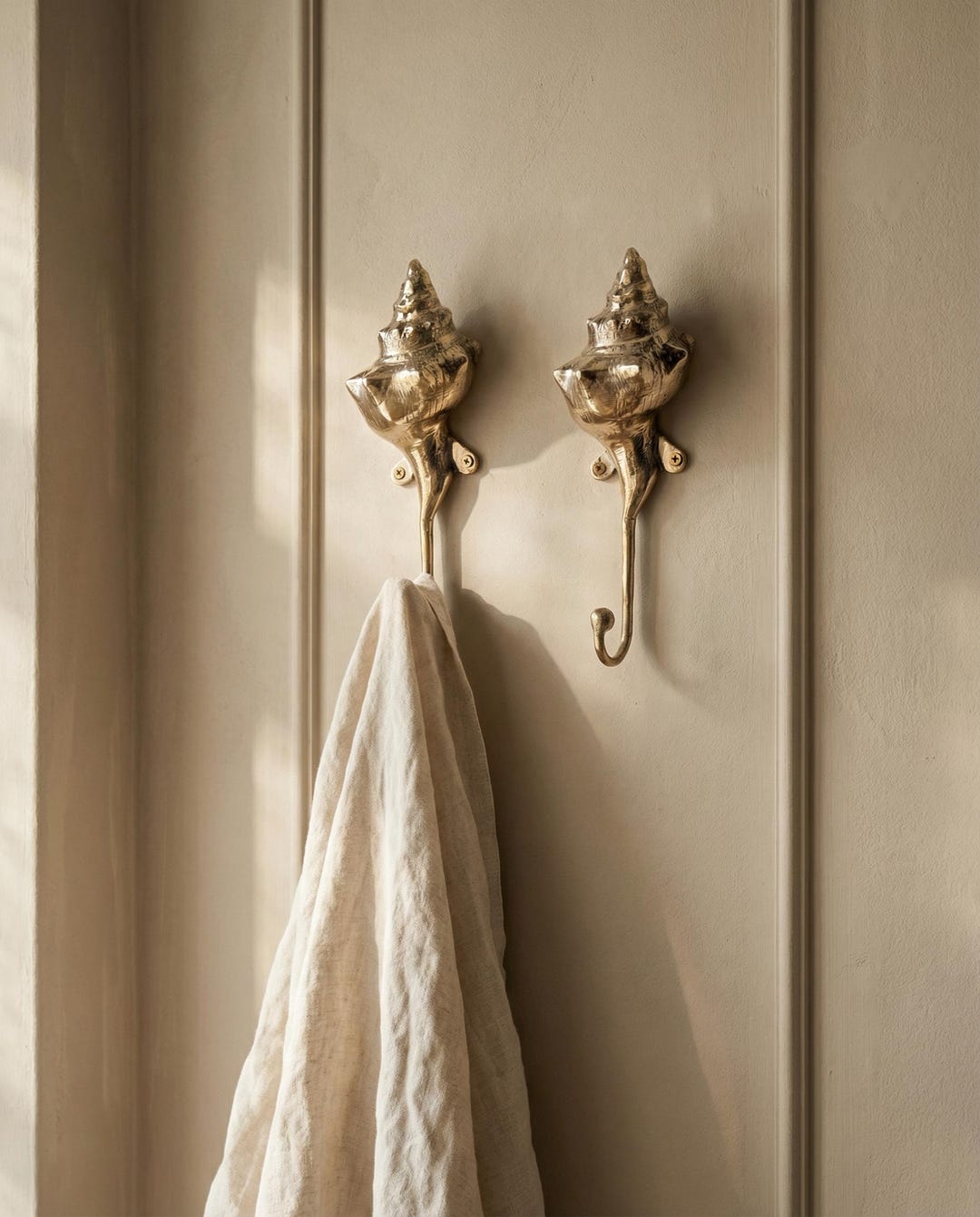 Brass Shell Wall Hook Coastal Decor, Beach House Accent, Nautical Brass Hook for Keys, Towels Ocean-Inspired Wall Decor New home gift