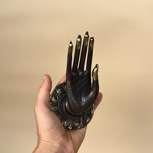 Vintage Brass Buddha Hand Hook – Unique Mudra Wall Hook Buddha Hands Door Handles Antique Gold Decor for Yoga & Meditation Housewarming Gift