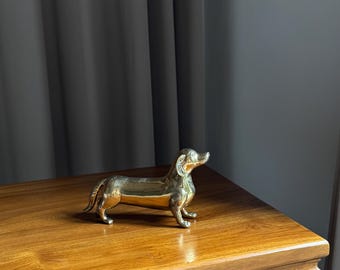 真鍮製ダックスフントの置物。手作りの犬像。室内装飾用。ユニークな