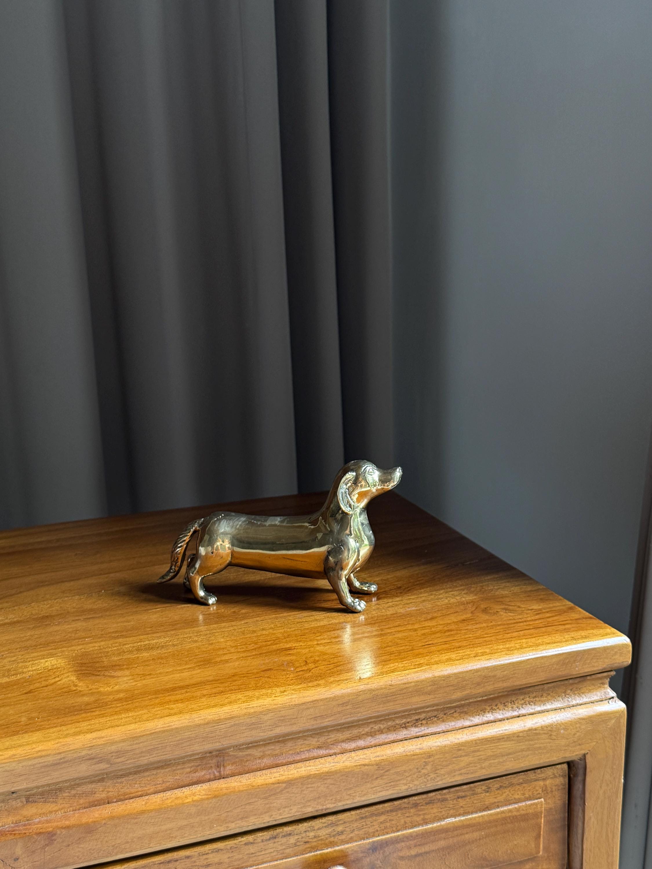 真鍮製ダックスフントの置物。手作りの犬像。室内装飾用。ユニークな