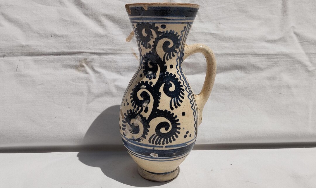 伝統的な白青陶器のトランシルヴァニア花瓶、アンティークの手描き青