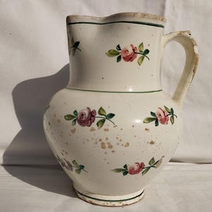 Jarra de leche blanca antigua, jarra húngara de cerámica decorada con flores de rosas