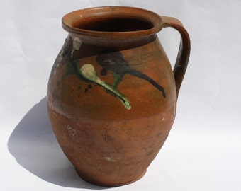Jarra de agua antigua de gres con motivos folclóricos, jarra de leche de cerámica etnográfica.