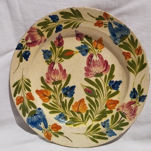 Enorme plato popular húngaro antiguo decorado con flores, cerámica de decoración colgante de pared tradicional