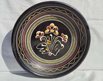 Plato de arte popular pintado a mano: Flor negra para colgar en la pared