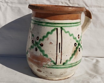 Jarra de leche tradicional esmaltada de Transilvania con diseño floral.