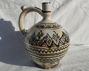 Jarra de leche tradicional esmaltada de Transilvania con diseño floral