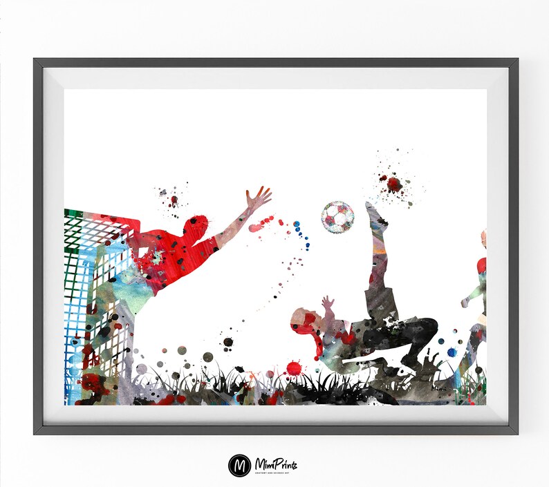 Puede incluir: Pintura de acuarela de dos jugadores de f&uacute;tbol en acci&oacute;n. Un jugador est&aacute; pateando el bal&oacute;n mientras que el otro jugador est&aacute; buceando para intentar salvar el gol. La pintura est&aacute; hecha en un estilo colorido con salpicaduras de rojo, azul, verde y amarillo.