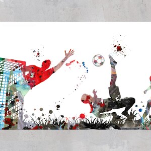 Puede incluir: Una pintura de acuarela de dos jugadores de f&uacute;tbol en acci&oacute;n. Un jugador est&aacute; pateando el bal&oacute;n mientras que el otro jugador est&aacute; buceando para intentar salvar el gol. La pintura est&aacute; hecha en tonos de rojo, azul y verde.