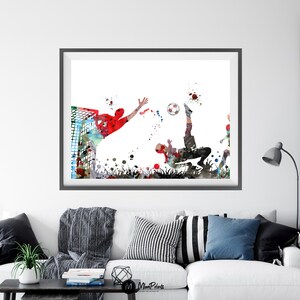 Puede incluir: Pintura acuarela de dos jugadores de f&uacute;tbol en acci&oacute;n. Un jugador est&aacute; pateando el bal&oacute;n mientras que el otro jugador lo est&aacute; alcanzando. La pintura est&aacute; hecha en una variedad de colores, incluyendo rojo, azul, verde y amarillo.