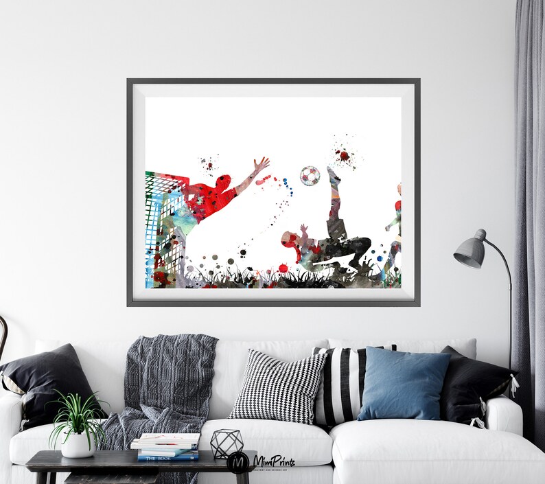 Puede incluir: Pintura acuarela de dos jugadores de f&uacute;tbol en acci&oacute;n. Un jugador est&aacute; pateando el bal&oacute;n mientras que el otro jugador lo est&aacute; alcanzando. La pintura est&aacute; hecha en una variedad de colores, incluyendo rojo, azul, verde y amarillo.