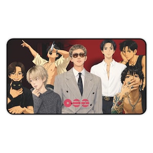 Könnte beinhalten: Rechteckiges Mauspad mit einer Gruppe von männlichen Figuren im Anime-Stil. Die Figuren sind in verschiedenen Posen, einige in Anzügen, andere in Freizeitkleidung. Das Mauspad hat einen roten Hintergrund und das Wort "ooo" in der Mitte.