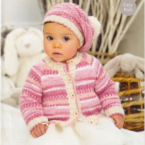 Op de afbeelding: Een roze en wit gestreepte gebreide cardigan met een bijpassende roze en wit gestreepte gebreide baret. De cardigan heeft een knoopsluiting en de baret heeft een witte pompon.