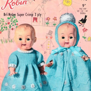 Puede incluir: Ilustración vintage de dos muñecas bebés con trajes azules de punto. Una muñeca lleva un vestido, la otra una capa y una capucha. El fondo rosa tiene dibujos de flores, una casa y pájaros. El texto incluye "Robin" y "Bri-Nylon Super Crimp 3 ply".