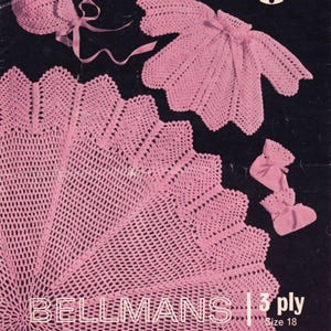 Könnte beinhalten: Ein Vintage-Häkelmuster für ein Baby-Set in Rosa. Das Set beinhaltet eine Haube mit Bändern, ein Oberteil, eine Decke und Babyschuhe. Das Muster ist von Bellmans, 3-fach, Größe 18.