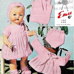 Può includere: Schema di lavoro a maglia per un completo da bambola rosa, che comprende un vestito, un cardigan, un berretto e un pannolino. Il modello è per una bambola di 40 o 50 cm ed è realizzato con filato a 3 o 4 fili. Il modello è di Emu 6p.