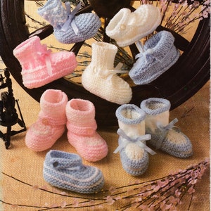 Pode incluir: Um conjunto de oito sapatinhos de bebé de malha em rosa, azul e branco. Os sapatinhos são projetados para recém-nascidos e bebês até 6 meses de idade. Os sapatinhos têm uma variedade de estilos, incluindo alguns com laços e outros com botões.